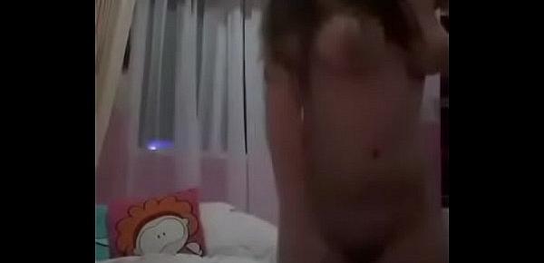  Betty se masturba ante la cámara para su novio